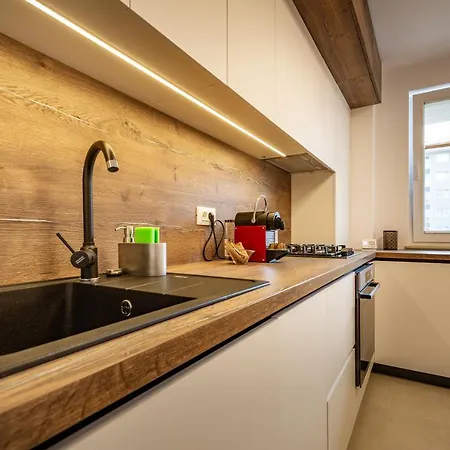 Urban Plaza Alpine Escape With Free Parking, Balcony, Washer & Dryer Apartment