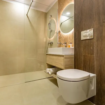 Apartment Urban Plaza Alpine Escape With Free Parking, Balcony, Washer & Dryer