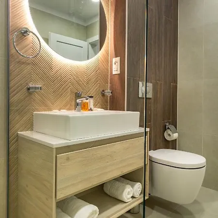 Apartment Urban Plaza Alpine Escape With Free Parking, Balcony, Washer & Dryer