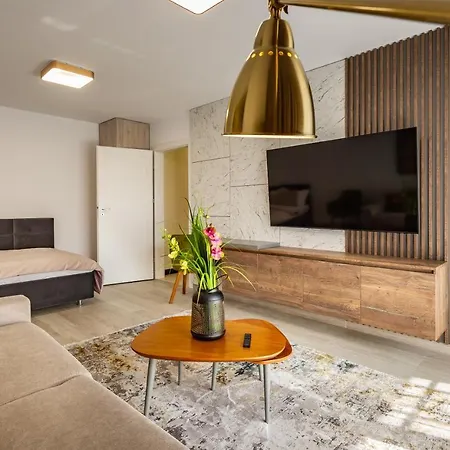 Urban Plaza Alpine Escape With Free Parking, Balcony, Washer & Dryer * Brasov