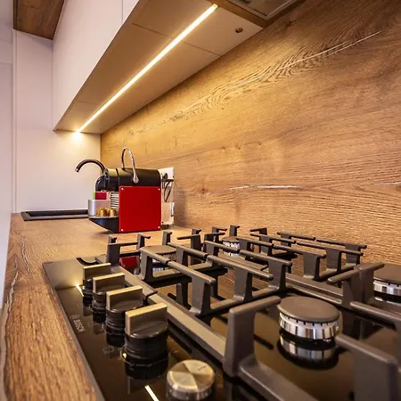 Apartment Urban Plaza Alpine Escape With Free Parking, Balcony, Washer & Dryer *