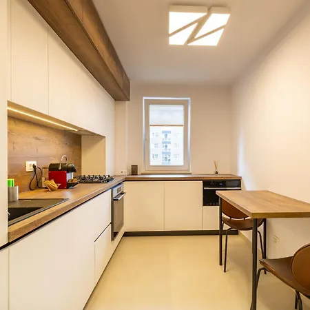 Urban Plaza Alpine Escape With Free Parking, Balcony, Washer & Dryer Apartment Brasov
